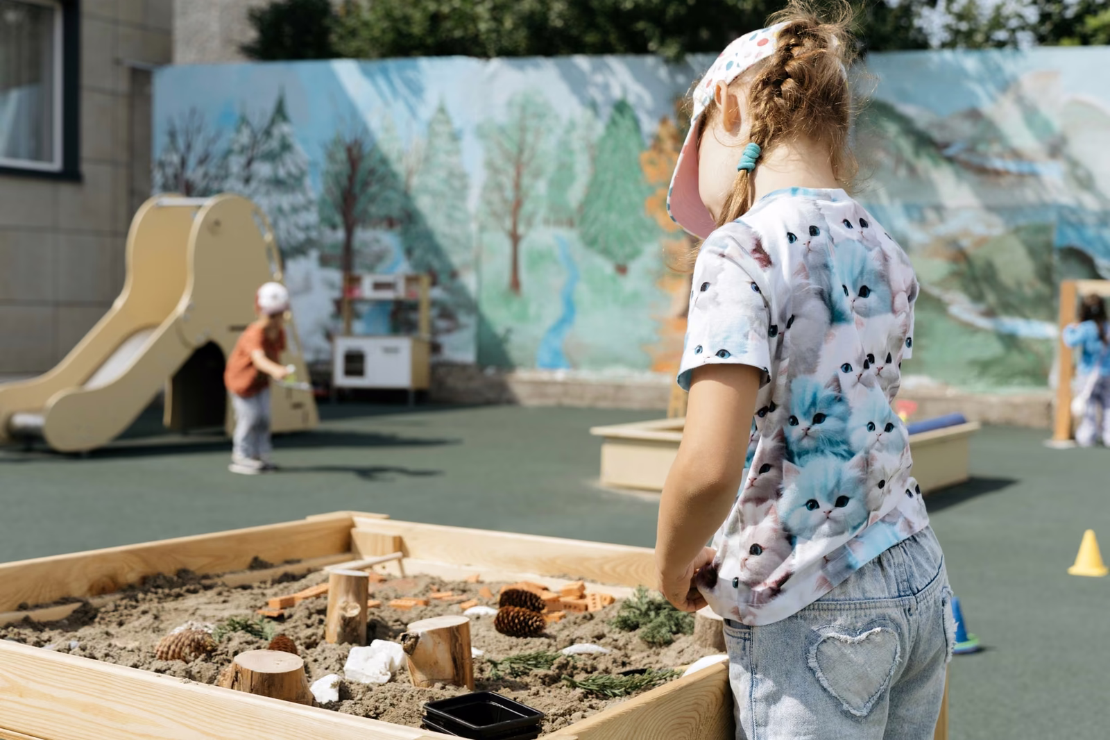 Девочка играет за песочным столом на площадке, Монтессори-сад на Петра Словцова, 13а, Красноярск