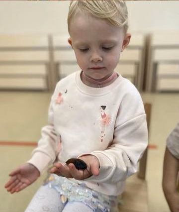 Девочка держит на ладони улитку