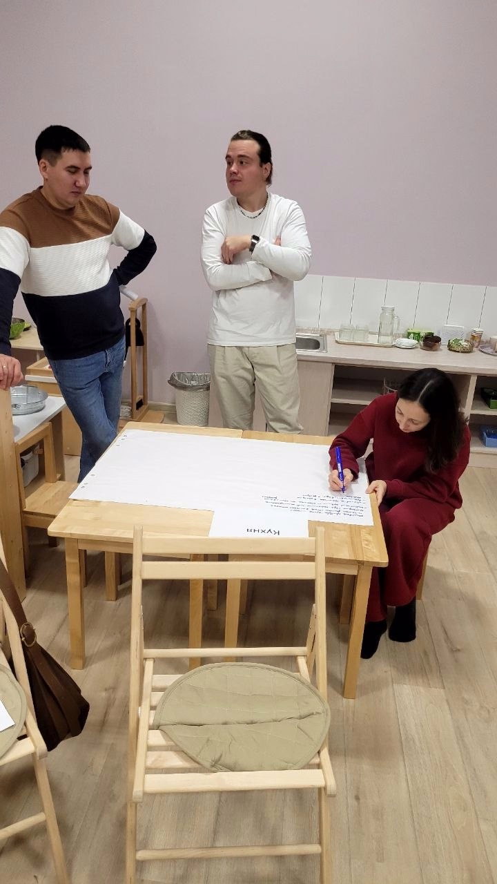 Участники родительского клуба обсуждают задание в группе