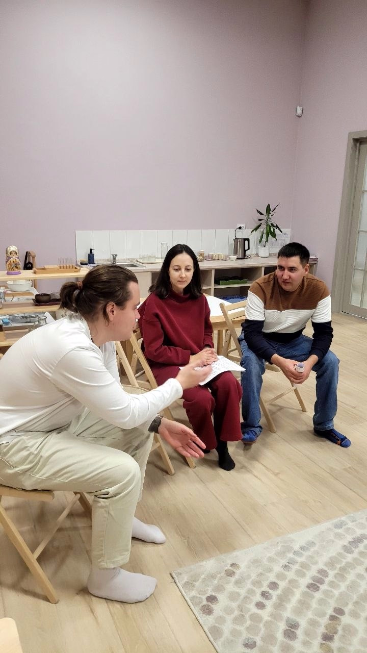 Родители делятся опытом на встрече клуба на Петра Словцова