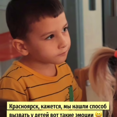 Ребёнок внимательно смотрит «Мультконцерт» в детском саду