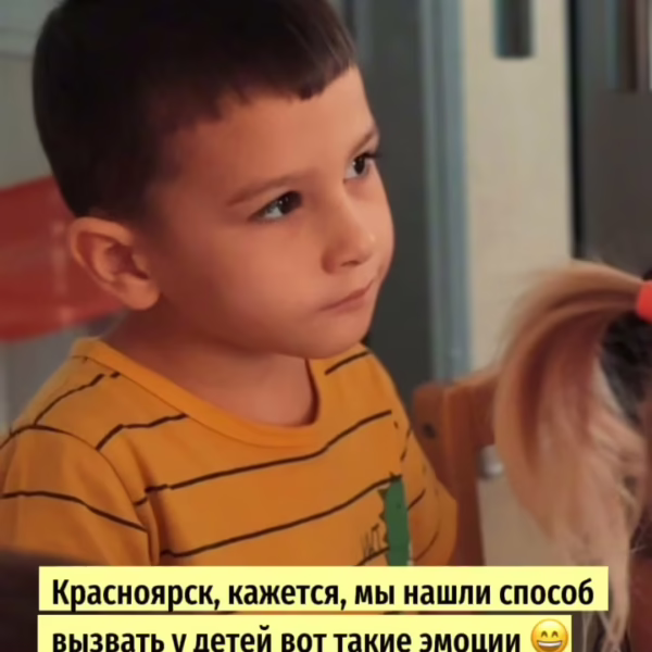 Ребёнок внимательно смотрит «Мультконцерт» в детском саду